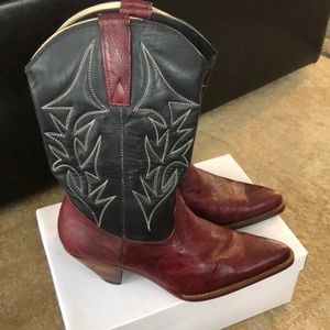 Gently worn cow boy boots. Made of real leather.